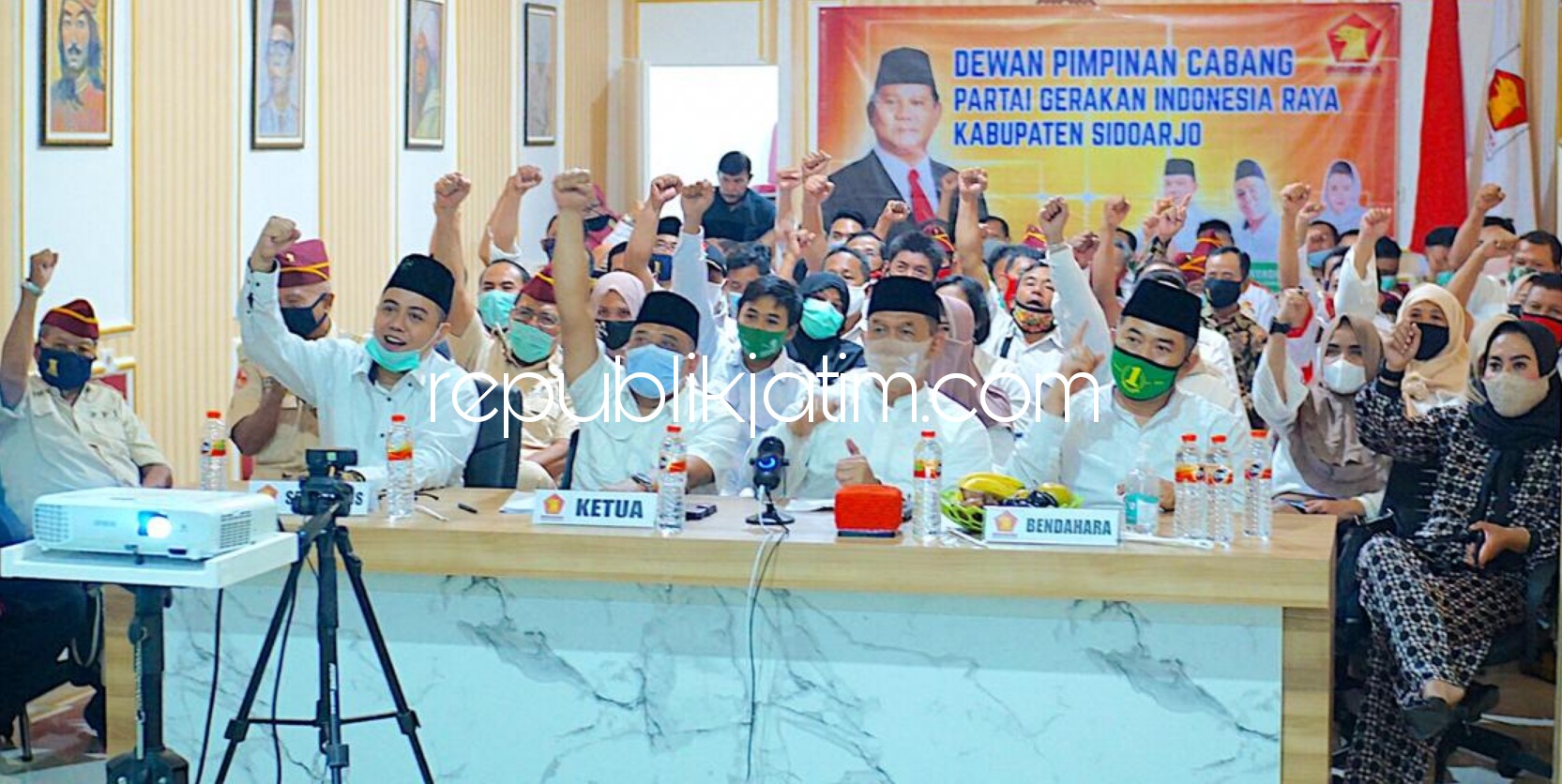KONSOLIDASI - Paslon BHS - Taufiq menghadiri Konsolidasi Virtual Bersama DPP Partai Gerindra di Rumah Aspirasi Gerindra JL Raya Desa Bligo, Kecamatan Candi, Sidoarjo bersama seluruh pengurus Partai Gerindra Sidoarjo, Jumat (13/11/2020) sore.