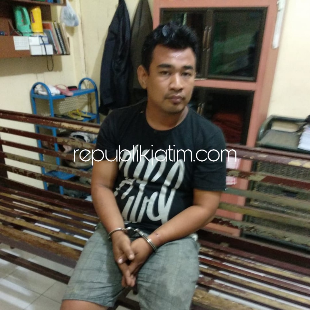 PENGEDAR - Tri Sungkono (31) warga Desa Ganggangpanjang, Kecamatan Tanggulangin, Sidoarjo diringkus polisi karena mengedarkan sabu-sabu di wilayah Desa Tanggul, Kecamatan Wonoayu, Selasa (13/11/2018).