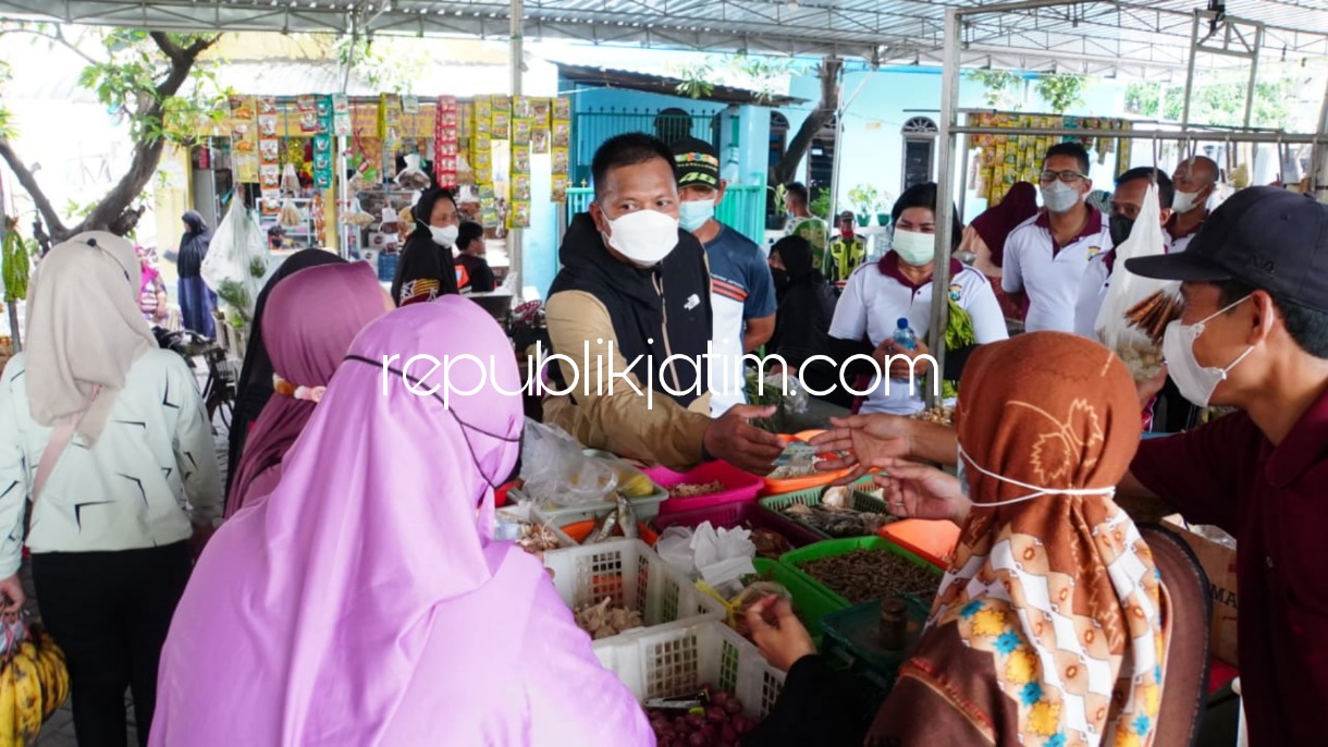 SOSIALISASI - Kapolresta Sidoarjo Kombes Pol Kusumo Wahyu Bintoro mengajak anggotanya jalan sehat bersama sambil sosialisasi protokol kesehatan (Prokes) ke pedagang dan pengunjung Pasar Sono, Kecamatan Buduran, Sidoarjo, Sabtu (13/11/2021).
