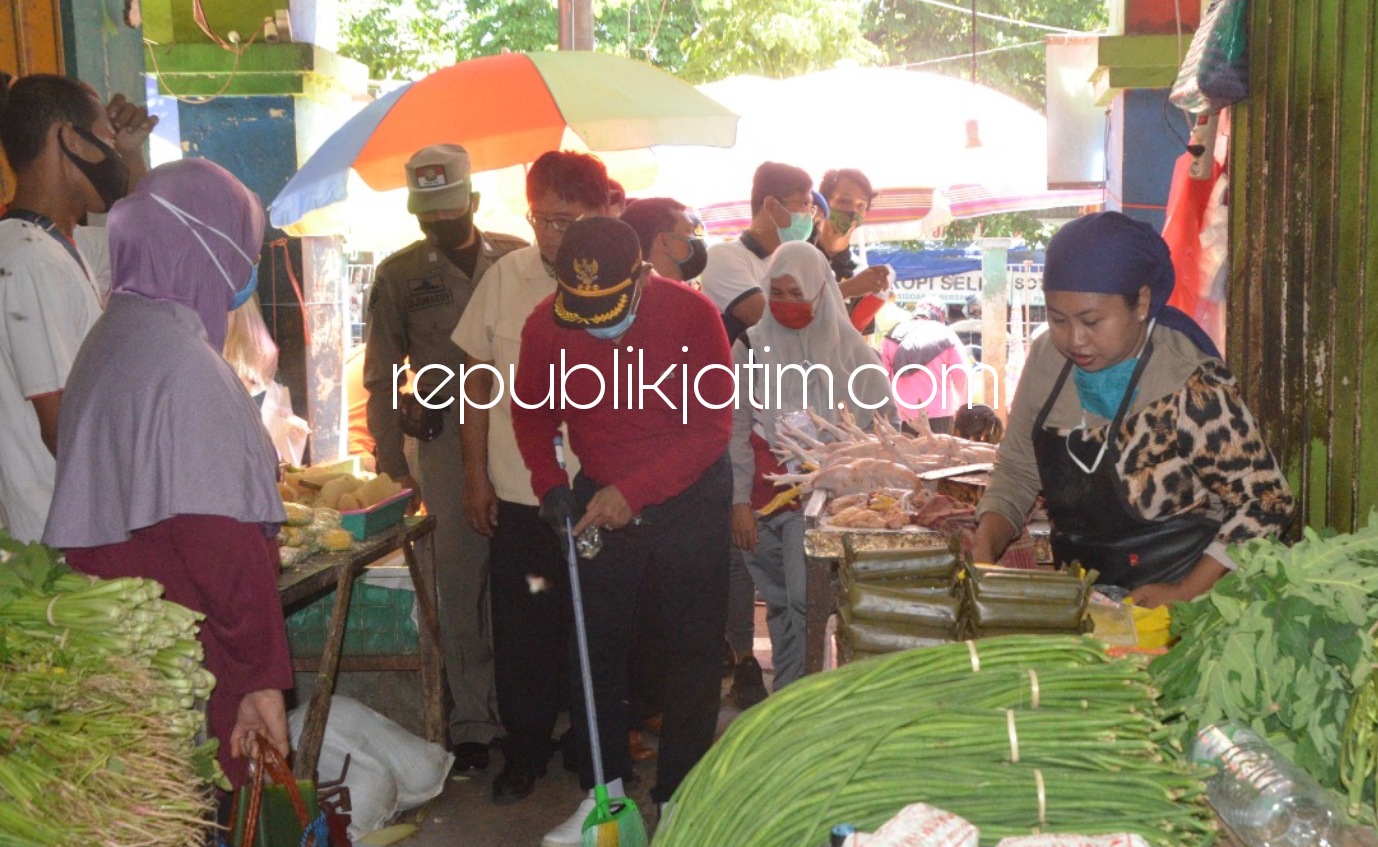 DITEGUR - Pengelola dan Pedagang Pasar Larangan mendapat teguran Pj Bupati Sidoarjo, Hudiyono karena kondisi pasar yang kumuh dan kotor, Jumat (13/11/2020).