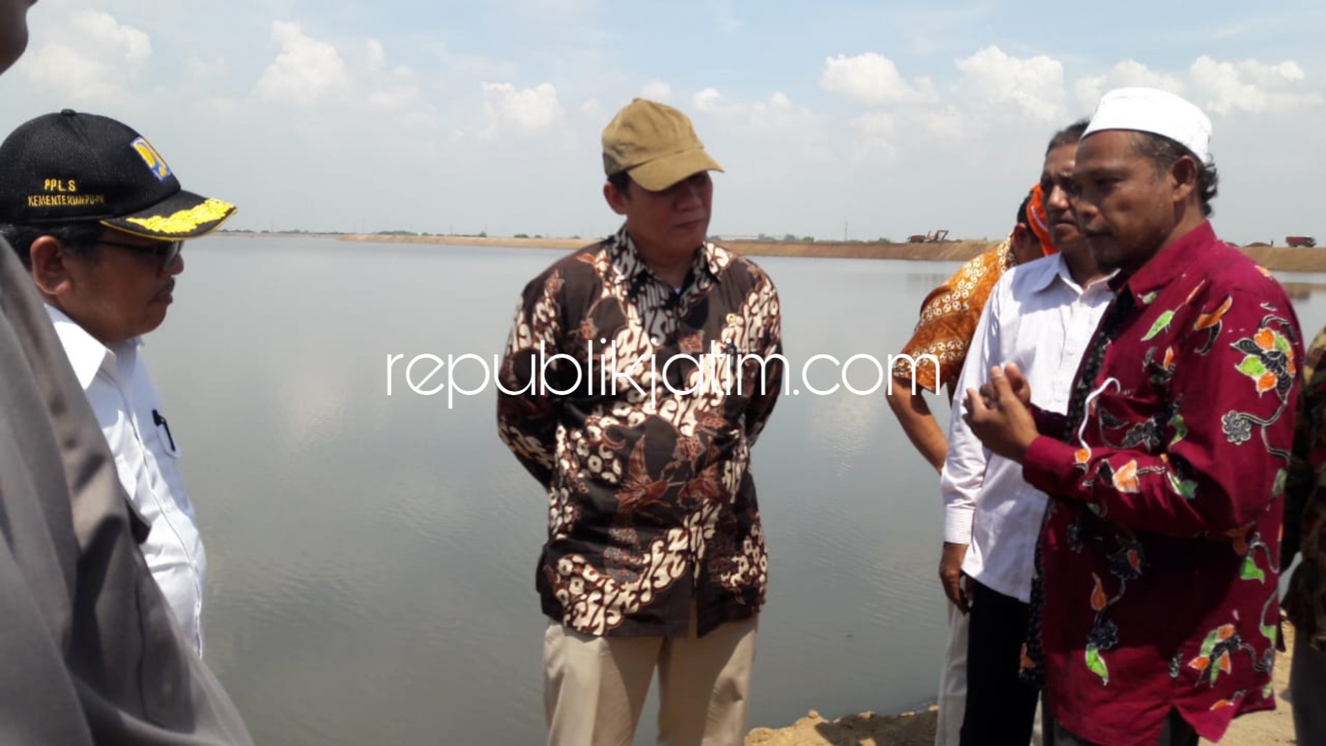 CEK TANGGUL - Anggota Komisi V DPR RI, Bambang Haryo Soekartono mengecek perbaikan tanggul Lumpur yang kemarin sempat jebol di Desa Gempolsari, Kecamatan Tanggulangin didampingi pejabat PPLS, Rabu (14/11/2018).