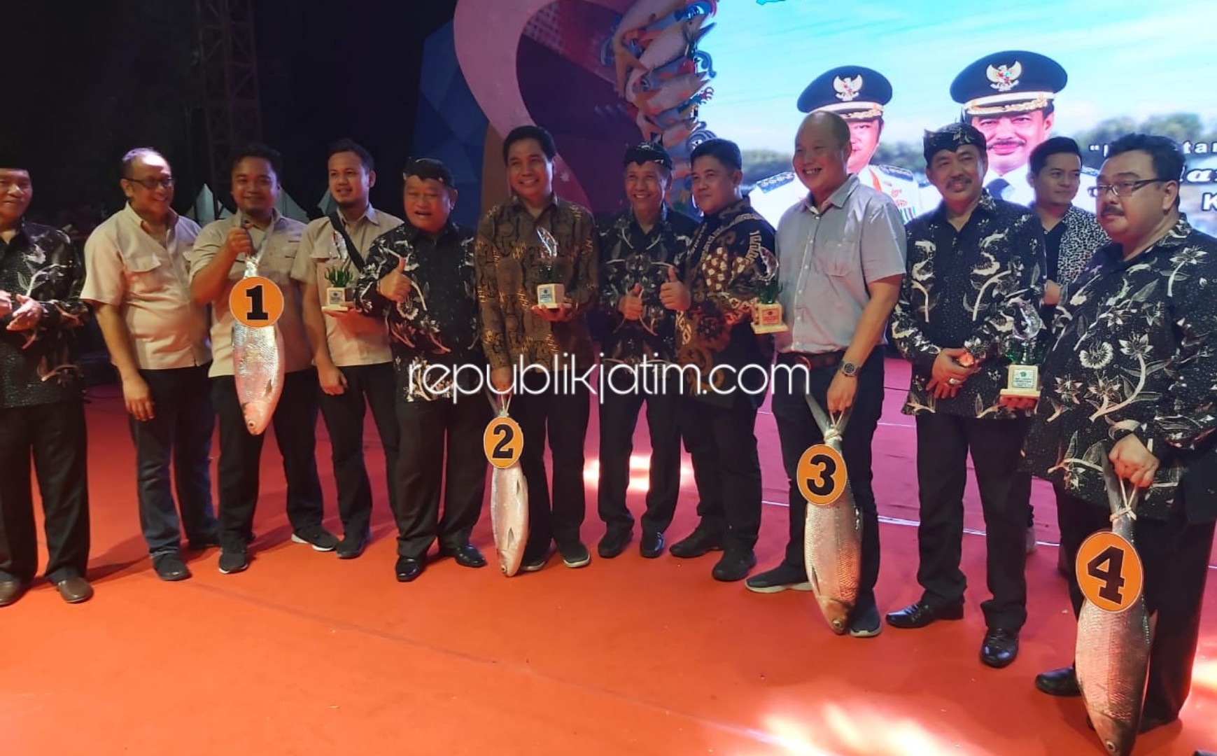 PEMENANG - Bupati Sidoarjo, Saiful Ilah berpose foto bersama para pemenang Lelang Bandeng Kawak Sidoarjo yang berhasil menembus anggaran sebesar Rp 1,4 miliar lebih di Alun-Alun Sidoarjo, Rabu (13/11/2019) malam.