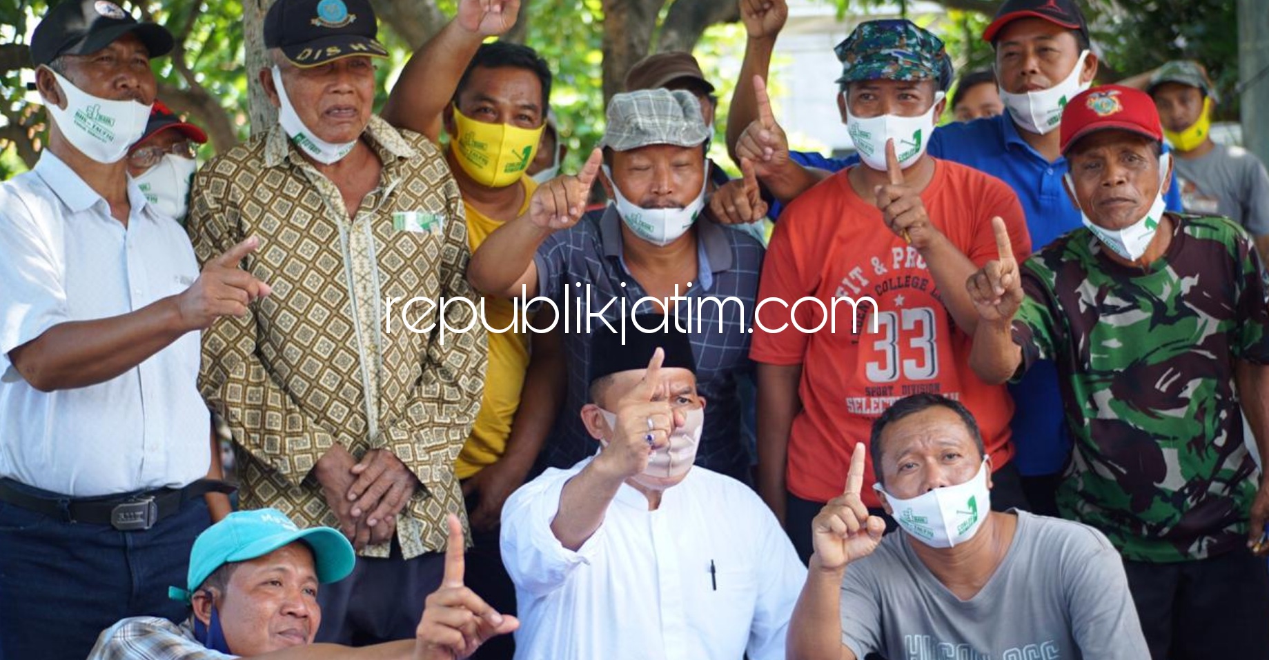 DIALOG - Cabup Sidoarjo, Bambang Haryo Soekartono (BHS) berdialog dengan para petani dan Gapoktan Dewi Sri Desa Bohar, Kecamatan Taman, Sidoarjo soal beberapa kendala yang dihadapi para petani Sidoarjo saat musim tanam dan paska panen, Sabtu (14/11/2020).