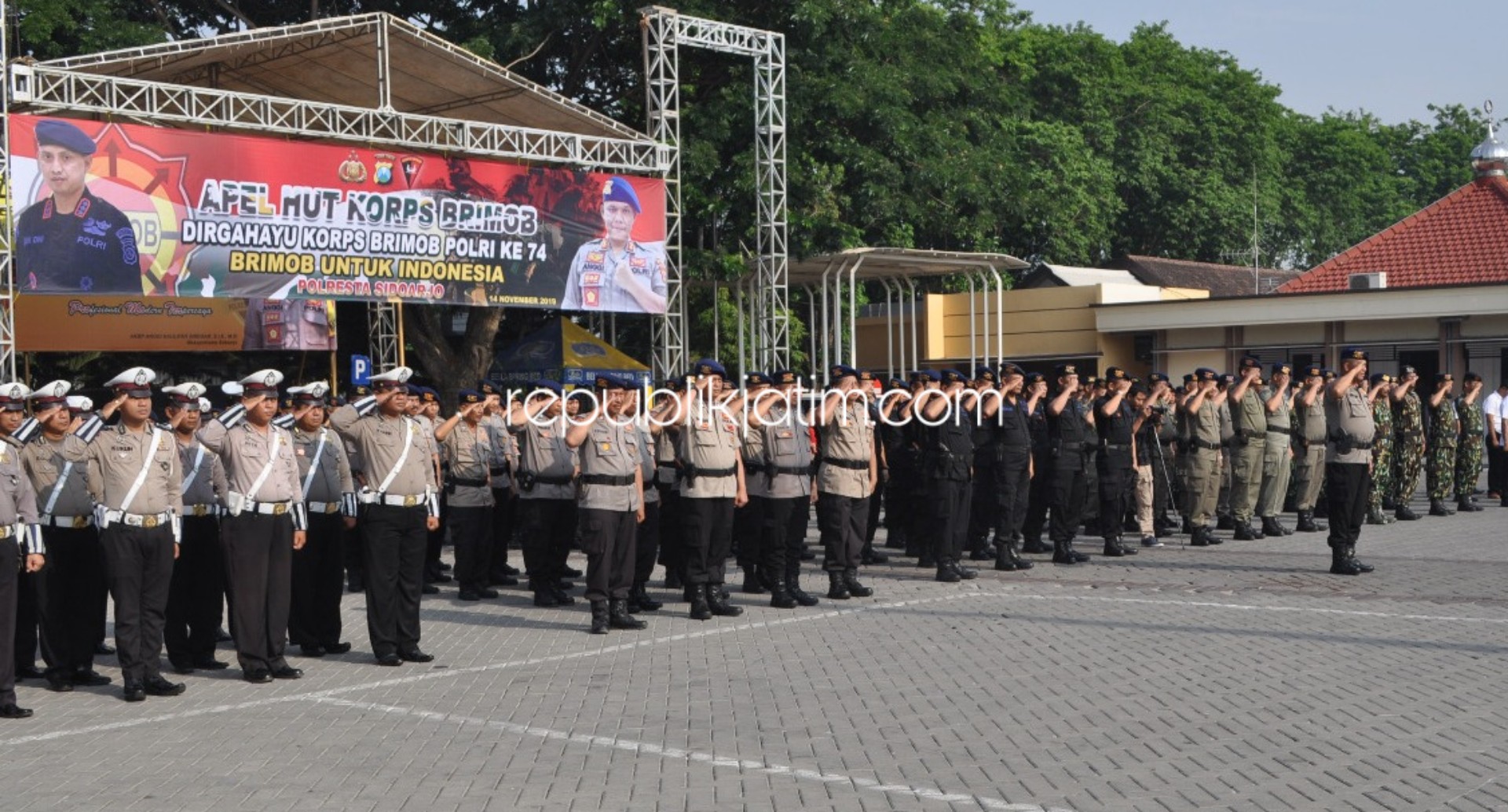 HUT Brimob - Kabag Ops Polresta Sidoarjo, Kompol Mujito memimpin gelar apel dan panggung prajurit HUT Brimob ke 74 di halaman Polresta Sidoarjo, Kamis (14/11/2019).