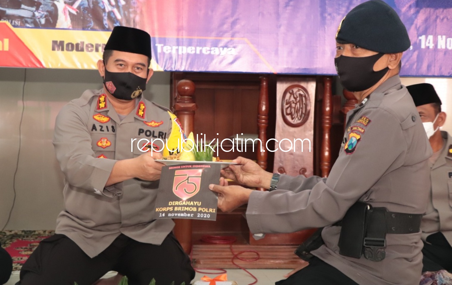 TUMPENG - Kapolres Ponorogo AKBP Mochamad Nur Azis memotong tumpeng dan diserahkan ke 2 anggota Brimob yang bertugas di Polres Ponorogo, Sabtu (14/11/2020).