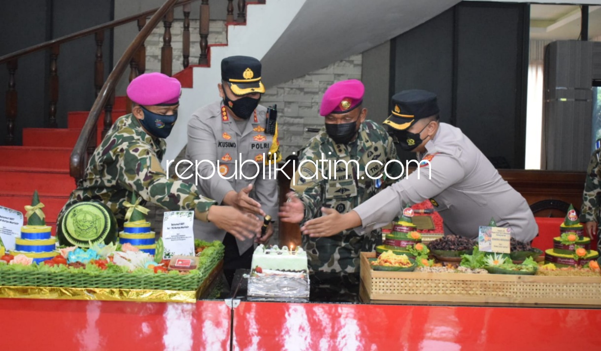 KEJUTAN - Kapolresta Sidoarjo Kombes Pol Kusumo Wahyu Bintoro didampingi Wakapolresta Sidoarjo AKBP Deny Agung Andriana dan pejabat utama, memberi kejutan Komandan Brigif 2 Marinir Kolonel Marinir Rudi Harto Marpaung dan staf, Senin (15/11/2021).
