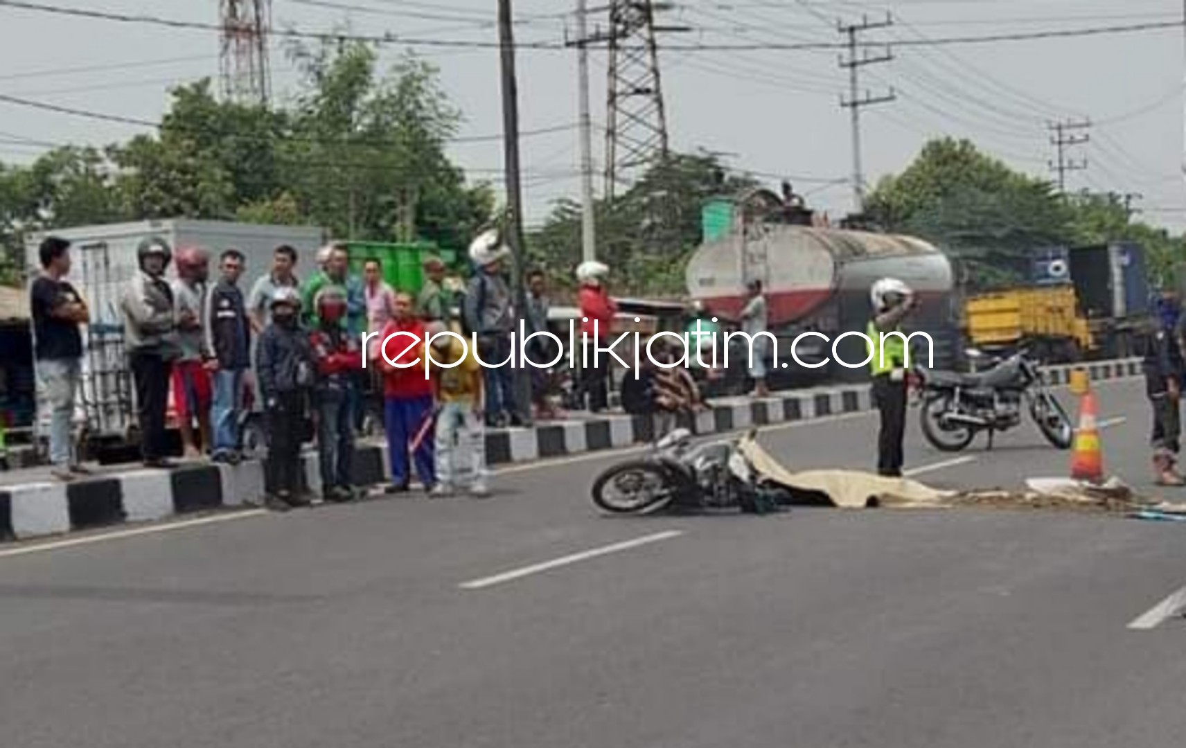 TEWAS - Sumidi (47) warga Desa Sugihwaras, Kecamatan Bagor, Nganjuk tewas usai tersenggol truk di JL Raya Kedungturi, Kecamatan Taman, Sidoarjo, Kamis (15/11/2018).