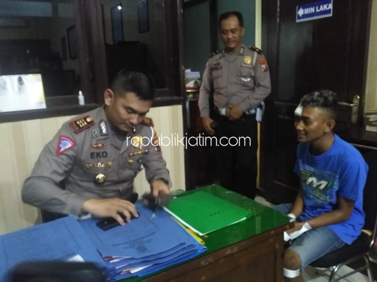 DIINTEROGASI - Kasat Lantas, Polresta Sidoarjo, AKP Eko Iskandar menginterogasi Radytia (21) pelaku balap liar asal Gempol, Kabupaten Pasuruan yang sempat menabrak penonton, Kamis (14/11/2019) sore.