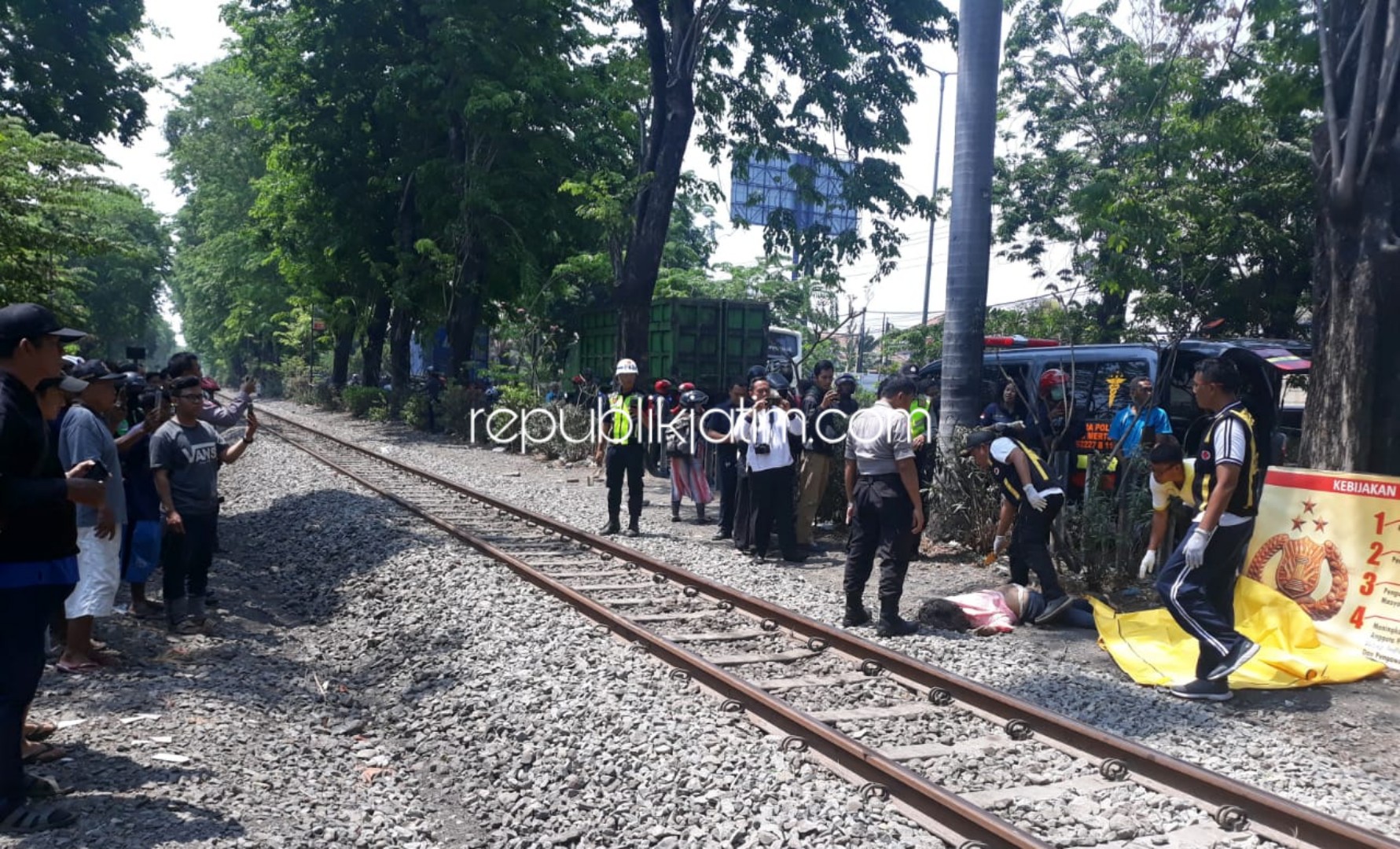 TEWAS - Lestari Wahyu Ninggsih (44), warga Dusun Manggisari, Desa Bocek, Kecamatam Karangploso, Malang tewas usai tertabrak KA Penataran di Rel KA depan SMPN 3 Waru JL S Parman, Waru, Sidoarjo, Jumat (15/11/2019).