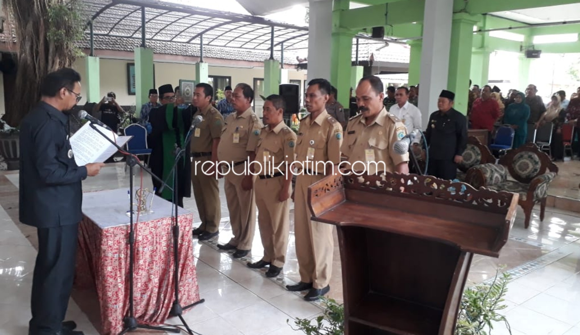 LANTIK - Camat Krian, Agus Maulidy melantik 5 Pj Kades di Pendopo Kecamatan Krian, Sidoarjo, Jumat (15/11/2019) petang.