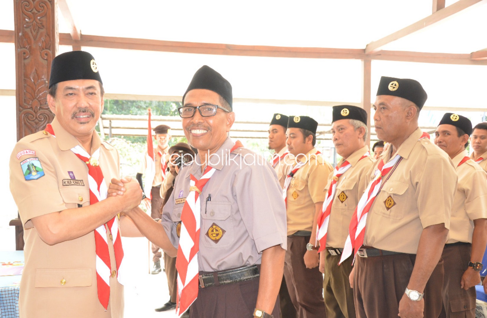 LANTIK - Ketua Kwartir Cabang Sidoarjo, Nur Ahmad Syaifuddin melantik Kwartir Prambon dan Dewan Kerja ranting Prambon Periode 2019-2022 di Pendopo UPT Dinas Pendidikan Kecamatan Prambon, Kamis (14/11/2019).
