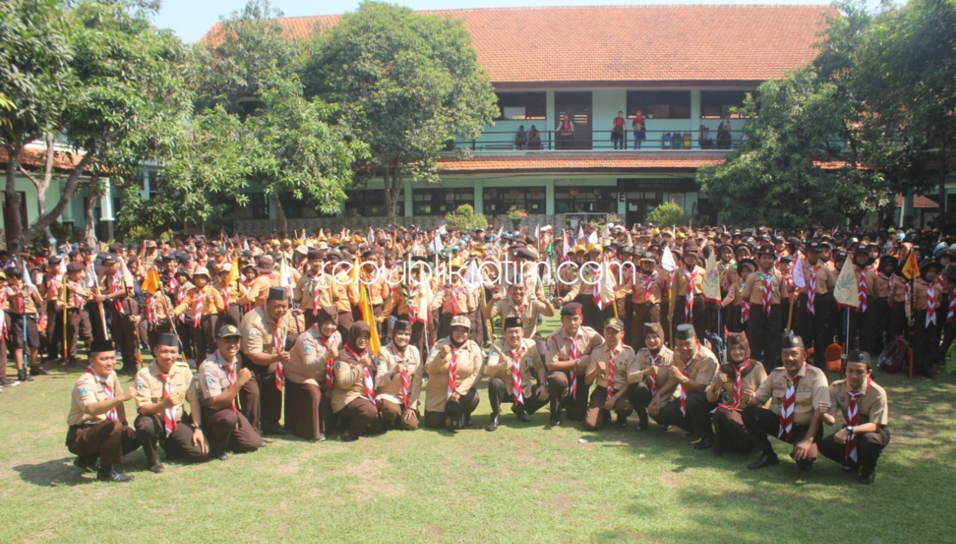JELAJAH - Ketua Kwarcab Gerakan Pramuka Sidoarjo, Nur Ahmad Syaifuddin membuka lomba jelajah yang diikuti 900 anggota pramuka di SMKN 2 Buduran, Sidoarjo, Sabtu (16/11/2019).