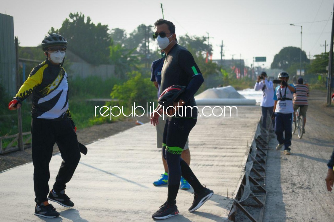 CEK - Bupati Sidoarjo, Ahmad Muhdlor Ali (Gus Muhdlor) mengecek salah satu kondisi ruas jalan yang dibeton dan kondisi sejumlah ruas jalan beton yang selesai dikerjakan beberapa hari lalu.