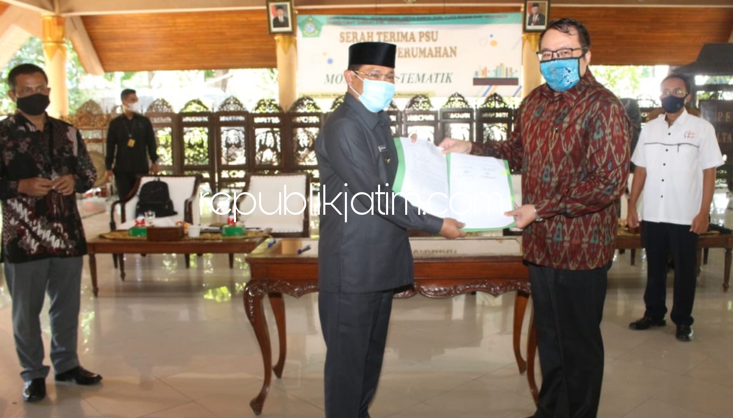 SERAHKAN - Sebanyak 16 pengembang perumahan di Sidoarjo menyerahkan Prasarana, Sarana dan Utilitas Umum (PSU) perumahan ke Pemkab Sidoarjo di Pendopo Delta Wibawa, Senin (16/11/2020). 