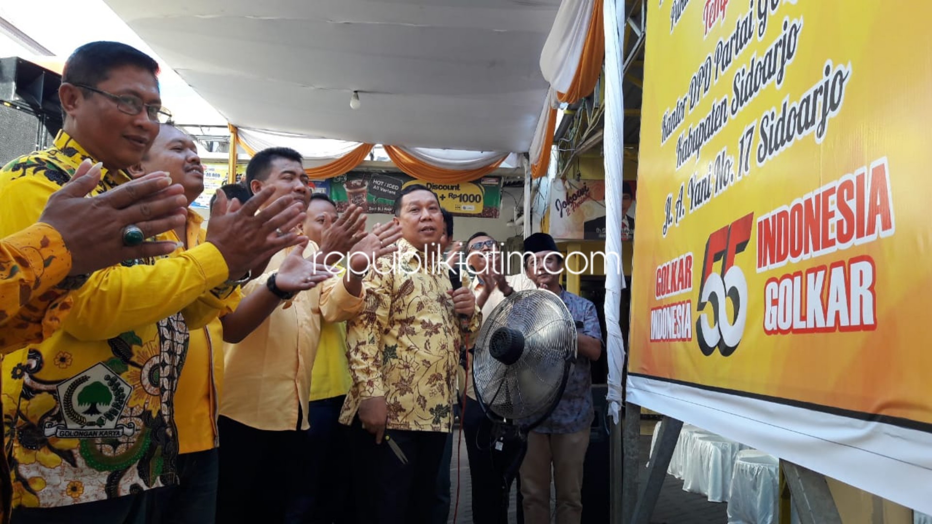 PENJARINGAN - Ketua DPD Golkar Sidoarjo, Warih Andono didampingi para pengurus memotong tali tanda dibukanya tahapan penjaringan Bakal Calon Bupati dan Wakil Bupati dari Partai Golkar Sidoarjo, Sabtu (16/11/2019).