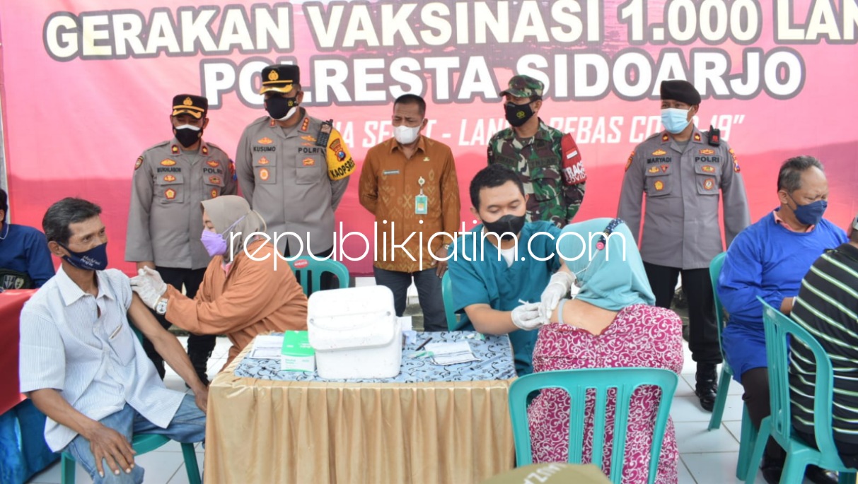 VAKSIN - Kapolresta Sidoarjo Kombes Pol Kusumo Wahyu Bintoro saat meninjau vaksinasi lansia di Polsek Krian, Selasa (16/11/2021).