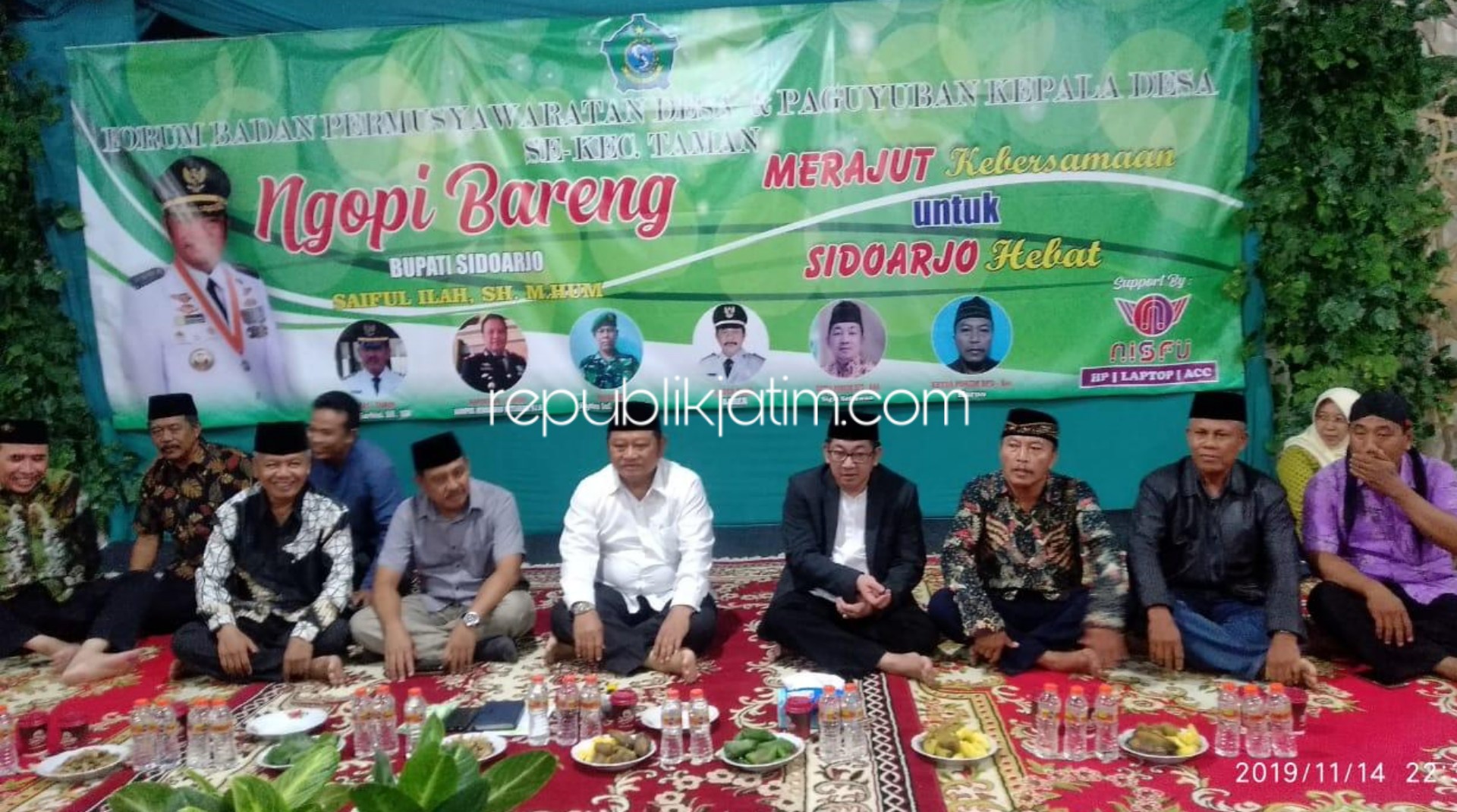 CANGKRUKAN - Bupati Sidoarjo, Saiful Ilah cangkrukan bareng warga Desa Wage, Kecamatan Taman, Sidoarjo untuk merajut kebersamaan, Kamis (14/11/2019).