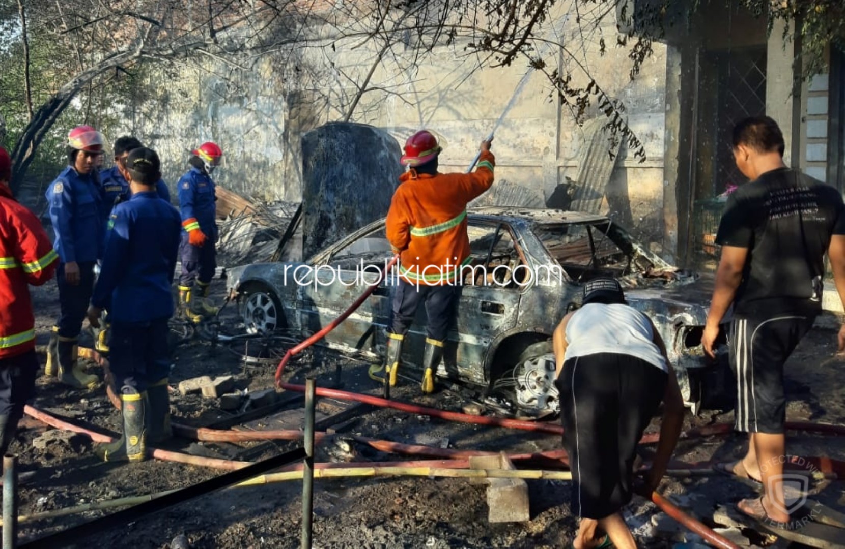 TERBAKAR - Mobil Honda Maestro ikut terbakar saat lahan kosong bekas Kecamatan Taman di Kelurahan Sepanjang, Kecamatan Taman, Sidoarjo ludes terbakar, Sabtu (16/11/2019) sore.