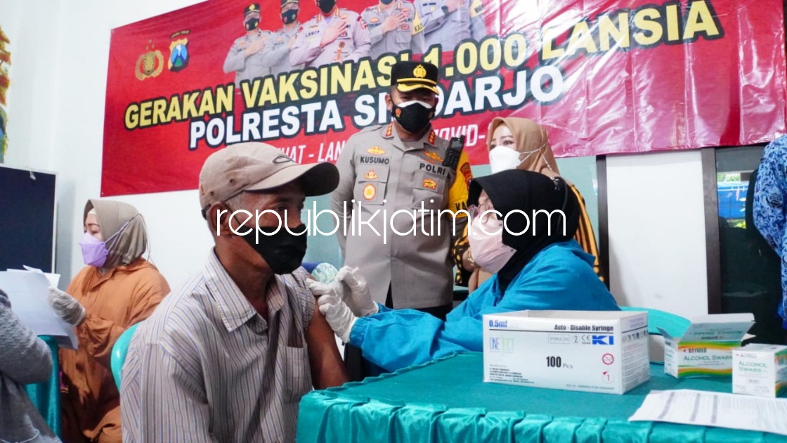 LANSIA - Kapolresta Sidoarjo Kombes Pol Kusumo Wahyu Bintoro, saat meninjau vaksinasi lansia bersama Plasma Indonesia Gemilang di Balai RW 14 Desa Blurukidul, Kecamatan Sidoarjo, Rabu (17/11/2021).