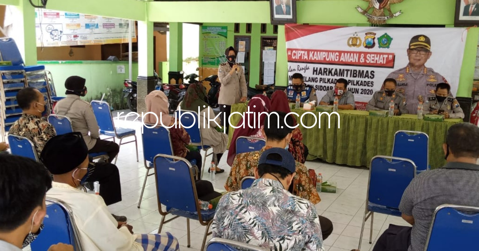 SOSIALISASI - Kaurmintu Satbinmas Polresta Sidoarjo, Ipda Watini memberi paparan kepada puluhan warga Desa Lajuk, Kecamatan Porong, Sidoarjo, Selasa (17/11/2020).