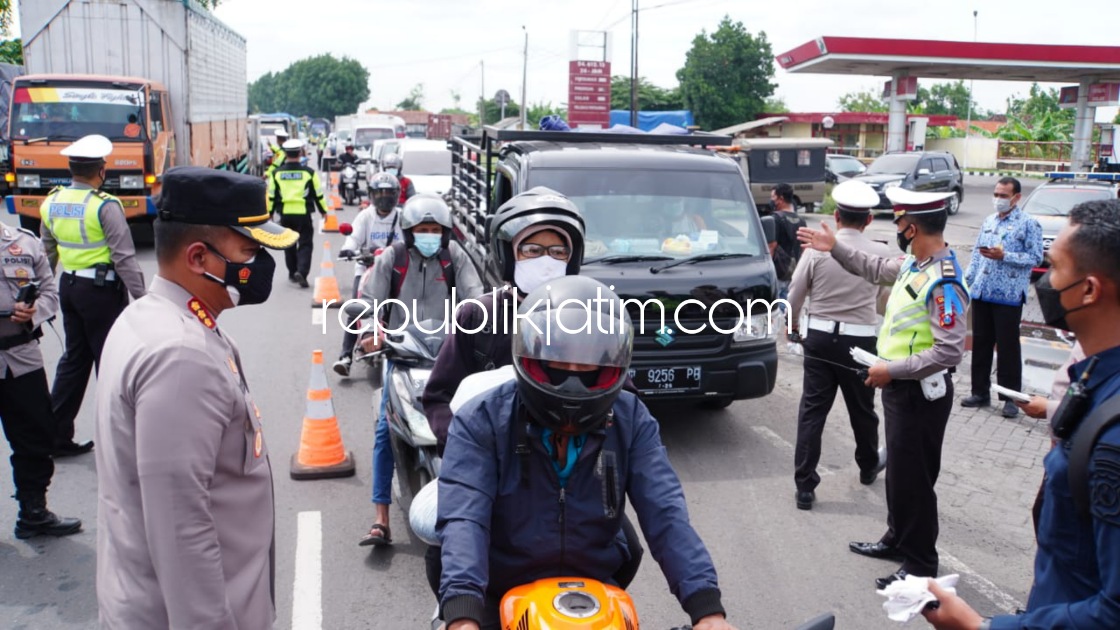 OPERASI - Kapolresta Sidoarjo Kombes Pol Kusumo Wahyu Bintoro ikut operasi zebra mengecek pengendara dan mengingatkan patuhi peraturan tertib lalu lintas dan tetap memakai masker serta diajak vaksin di Pos Polisi Balongbendo, Sidoarjo, Rabu (17/11/2021).