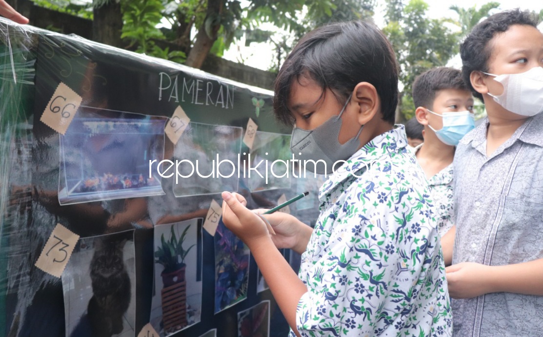 LOMBA - Para siswa dan siswi SD Al Muslim di Jl Raya Wadungasri, Kecamatan Waru, Sidoarjo menggelar kompetisi dan pameran puspa dan satwa nasional di hall indoor, Rabu (17/11/2021). 