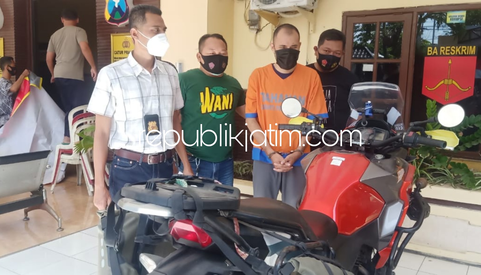 DITAHAN - Petugas Polsek Waru menahan tersangka penipuan dan penggelapan, Angga Pradipta Endrasmara (32) warga Bungurasih, Kecamatan Waru beserta barang bukti Motor Gede (Moge) Kawasaki Versys X bernopol W 6045 NY milik wartawan Sidoarjo, Selasa (17/11/20