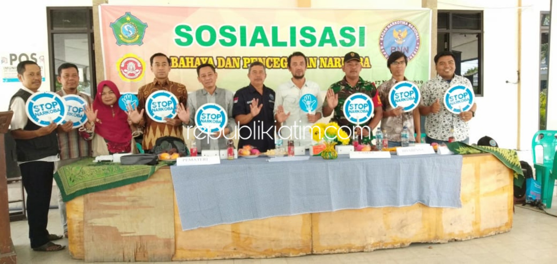 LAWAN - Sejumlah elemen warga Desa Penambangan, Kecamatan Balongbendo, Sidoarjo sepakat melawan peredaran narkoba dan berharap jadi kampung bebas narkoba dengan menggandeng BNN Sidoarjo, Minggu (17/11/2019).