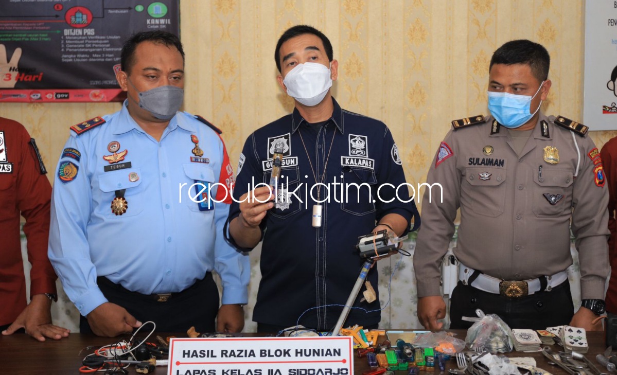 RAZIA - Petugas Lapas Kelas IIA Sidoarjo bersama TNI Polri dan Satops Patnal Pemasyarakatan Korwil Surabaya merazia digelar hunian narapidana, Selasa (16/11/2021) malam. 