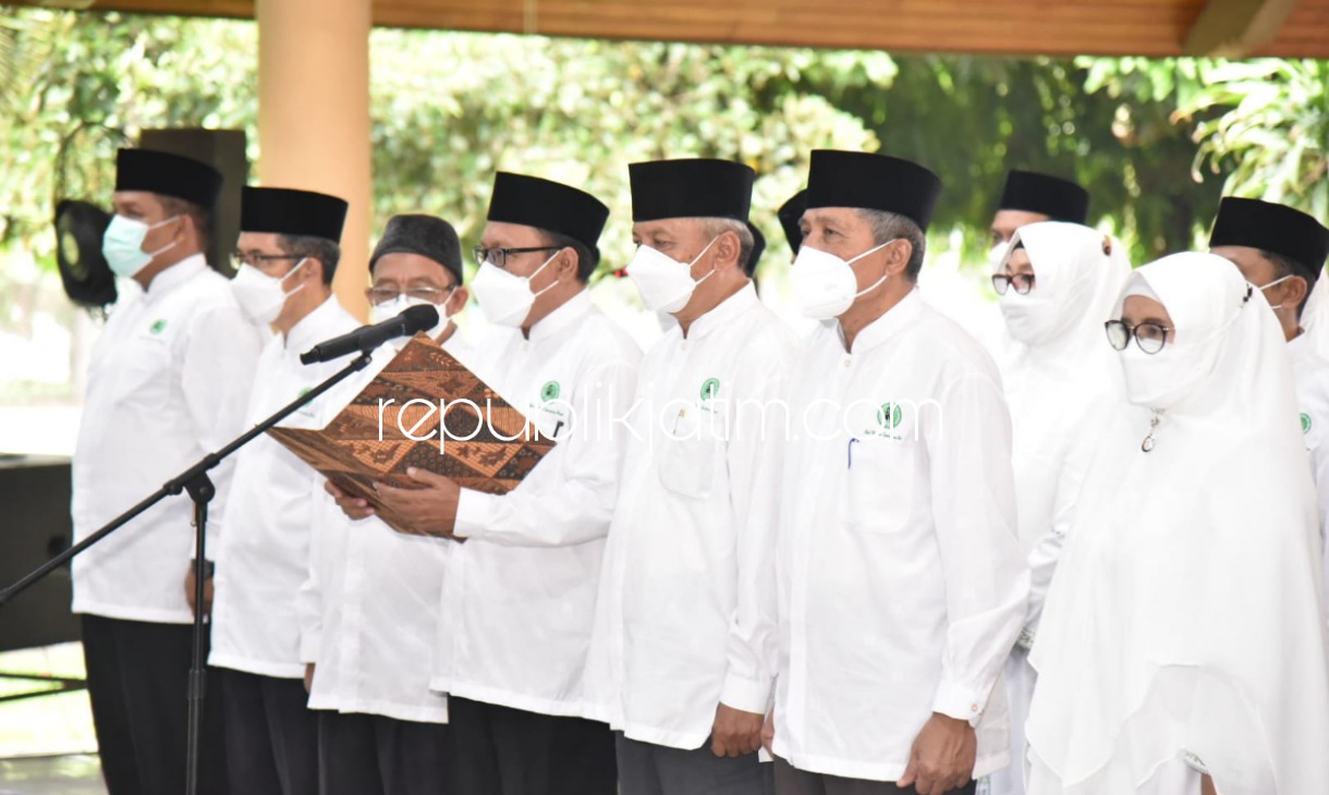 PENGUKUHAN - Wagub Jatim, Emil Elestianto Dardak (Ketua IPHI Jatim) mengukuhkan Pengurus IPHI Sidoarjo yang dinahkodai Achmad Zaini dan MTP IPHI Kabupaten Sidoarjo Uswatun Hasanah periode 2021-2026 di Pendopo Delta Wibawa, Sidoarjo, Selasa (16/11/2021).