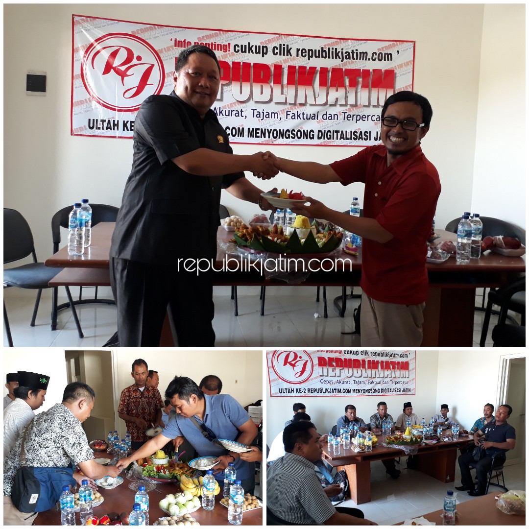 HUT - Direktur republikjatim.com, M Helmi memotong tumpeng dan diserahkan ke tamu Ketua Badan Kehormatan (BK) DPRD Sidoarjo, M Nizar dalam HUT ke 2 di Kantor Ruko Graha Anggrek Mas Nomor 26 A, Sidoarjo, Senin (18/11/2019).