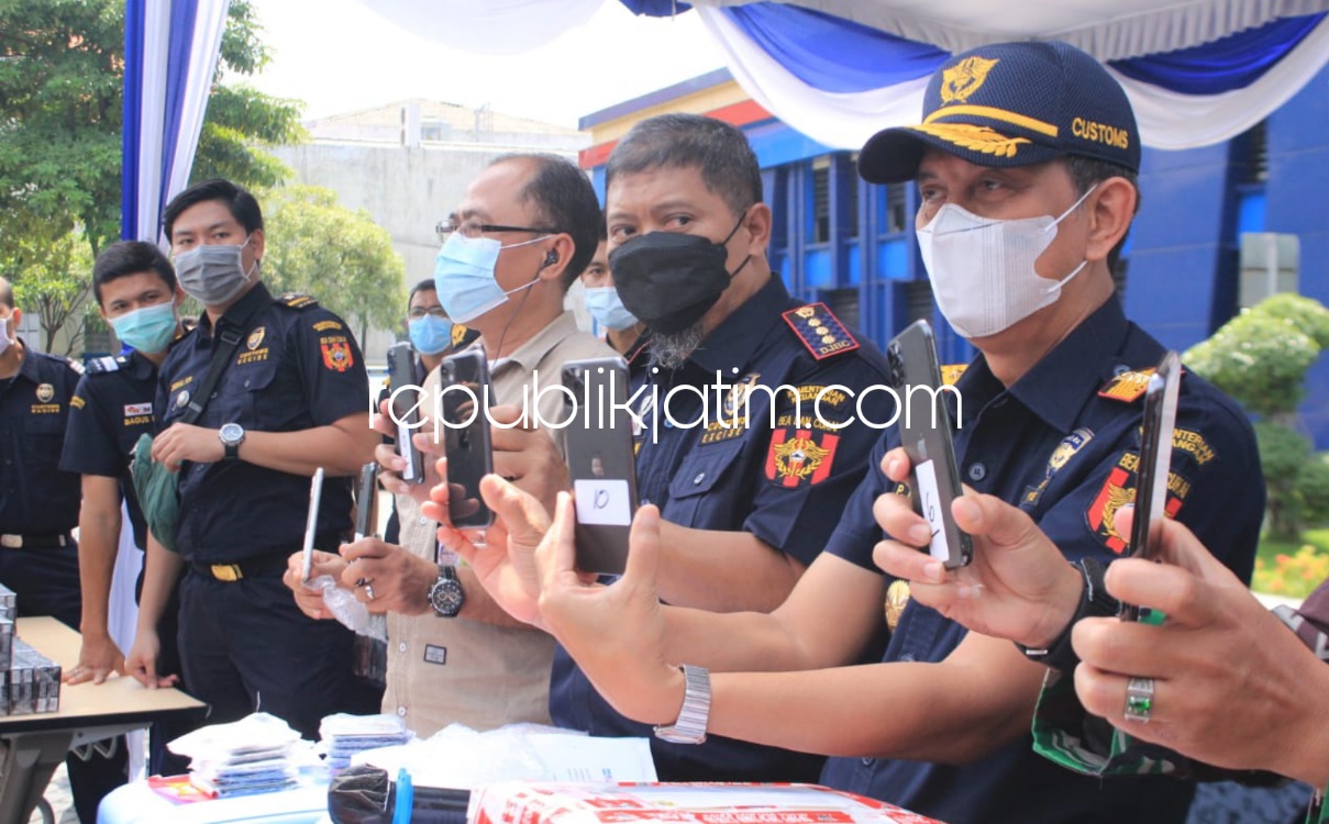MUSNAHKAN - Kepala Kantor Pengawasan dan Pelayanan Bea dan Cukai (KPPBC) Tipe Madya Pabean (TMP) Juanda Himawan Indarjono memimpin pemusnahan 84 unit Hand Phone (HP) penumpang pesawat Hongkong dan Singapura, Kamis (18/11/2021). 