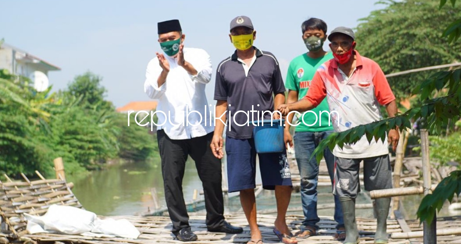 KERAMBA - Cabup Sidoarjo nomor urut 1, Bambang Haryo Soekartono (BHS) berdialog dengan 30 petani keramba ikan di Desa Penambangan, Kecamatan Balongbendo, Sidoarjo, Rabu (18/11/2020).