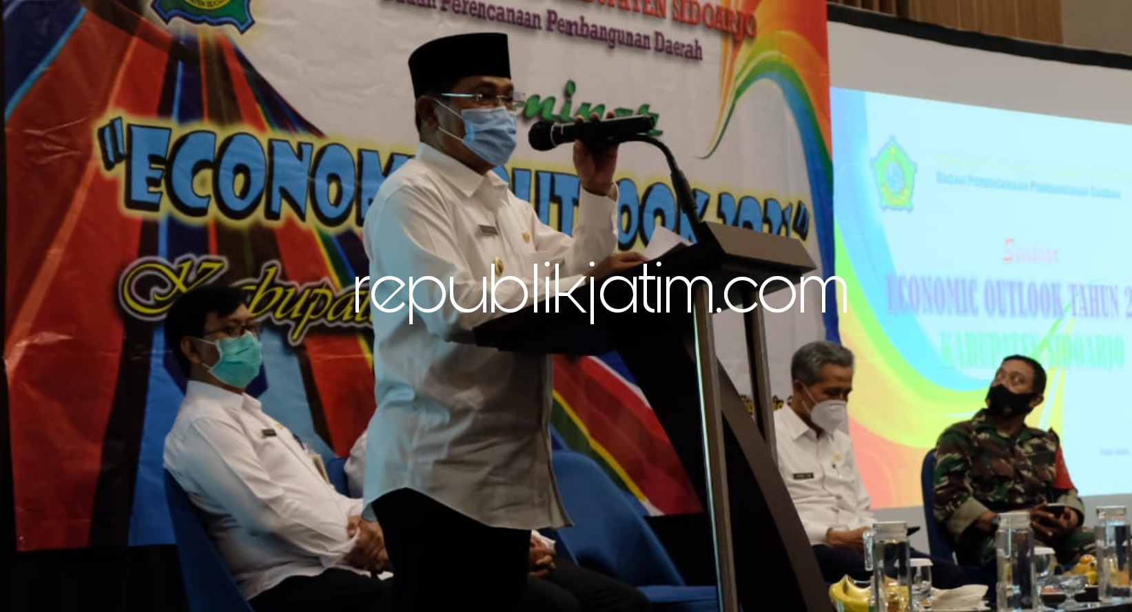 BUKA - Pj Bupati Sidoarjo, Hudiyono membuka acara seminar Economic Outlook 2021 bersama para pengusaha Sidoarjo menghadapi Era New Normal di Aston Hotel Sidoarjo, Rabu (18/11/2020).