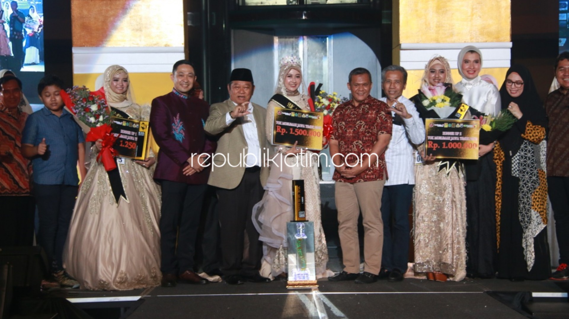 MUSLIMAH - Rahayu asal Kepadangan, Tulangan terpilih jadi Yuk Muslimah Jatim 2019 setelah menyisihkan ratusan peserta di Jatim dalam ajang pemilihan Yuk Muslimah Jatim Tahun 2019 di Hall Mall Pelayanan Publik (MPP) Sidoarjo, Minggu (18/11/2019) malam.