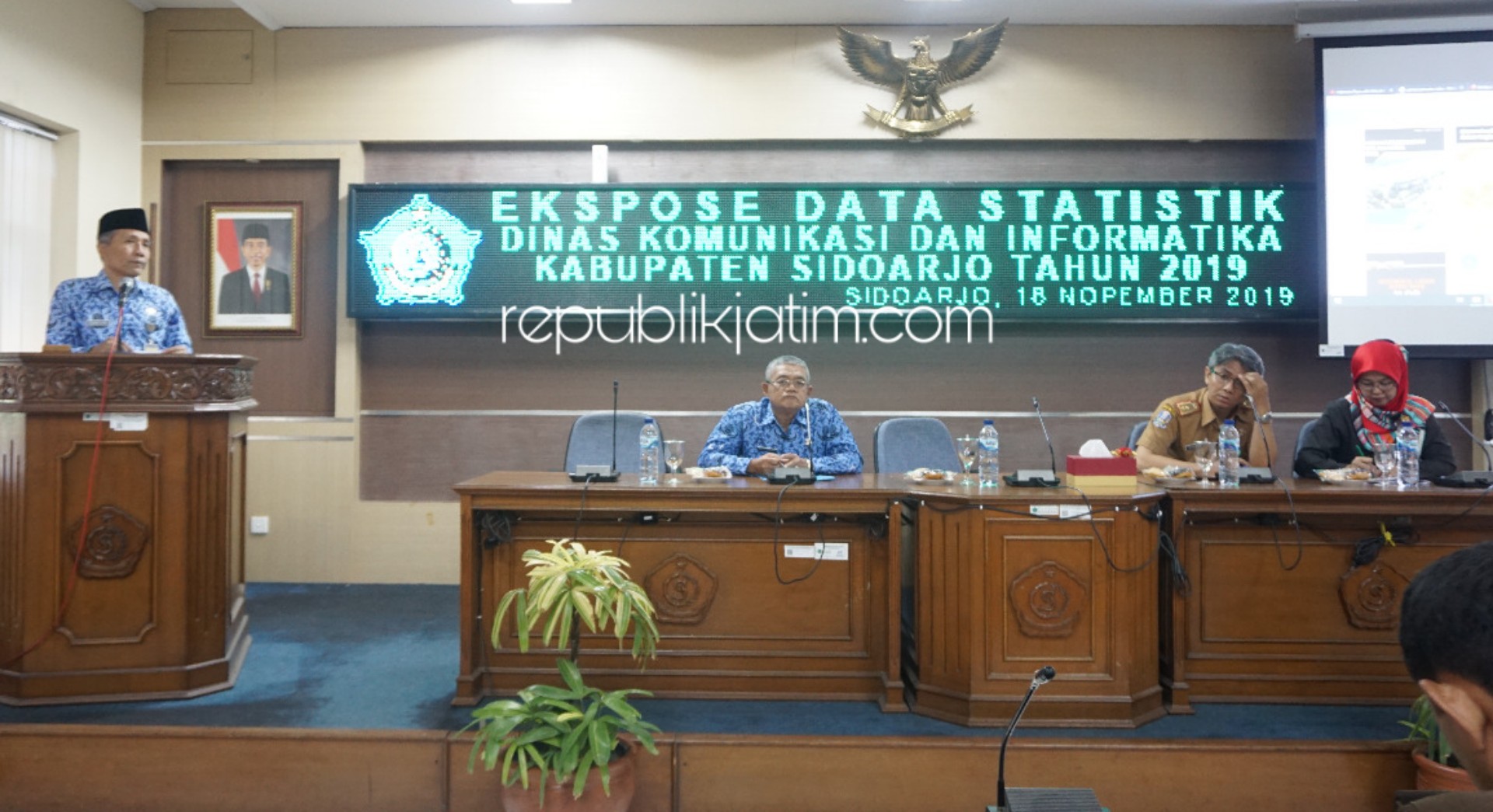 DATA - Dalam rangka memenuhi kebutuhan data, Bidang Statistik Dinas Kominfo Bekerjasama dengan BPS Sidoarjo melaksanakan Expose Data Statistik di Ruang Rapat Delta Karya Pemkab Sidoarjo, Senin (18/11/2019).