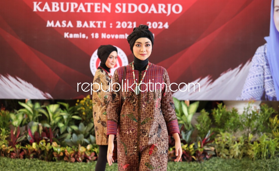 SHOW - Usai dilantik Bupati Sidoarjo Ahmad Muhdlor Ali Dekranasda Sidoarjo langsung tancap gas memamerkan produk hasil karya perajin melalui Fashion Show dan Pemeran Produk UMKM di Pendopo Delta Wibawa, Kamis (18/11/2021). 