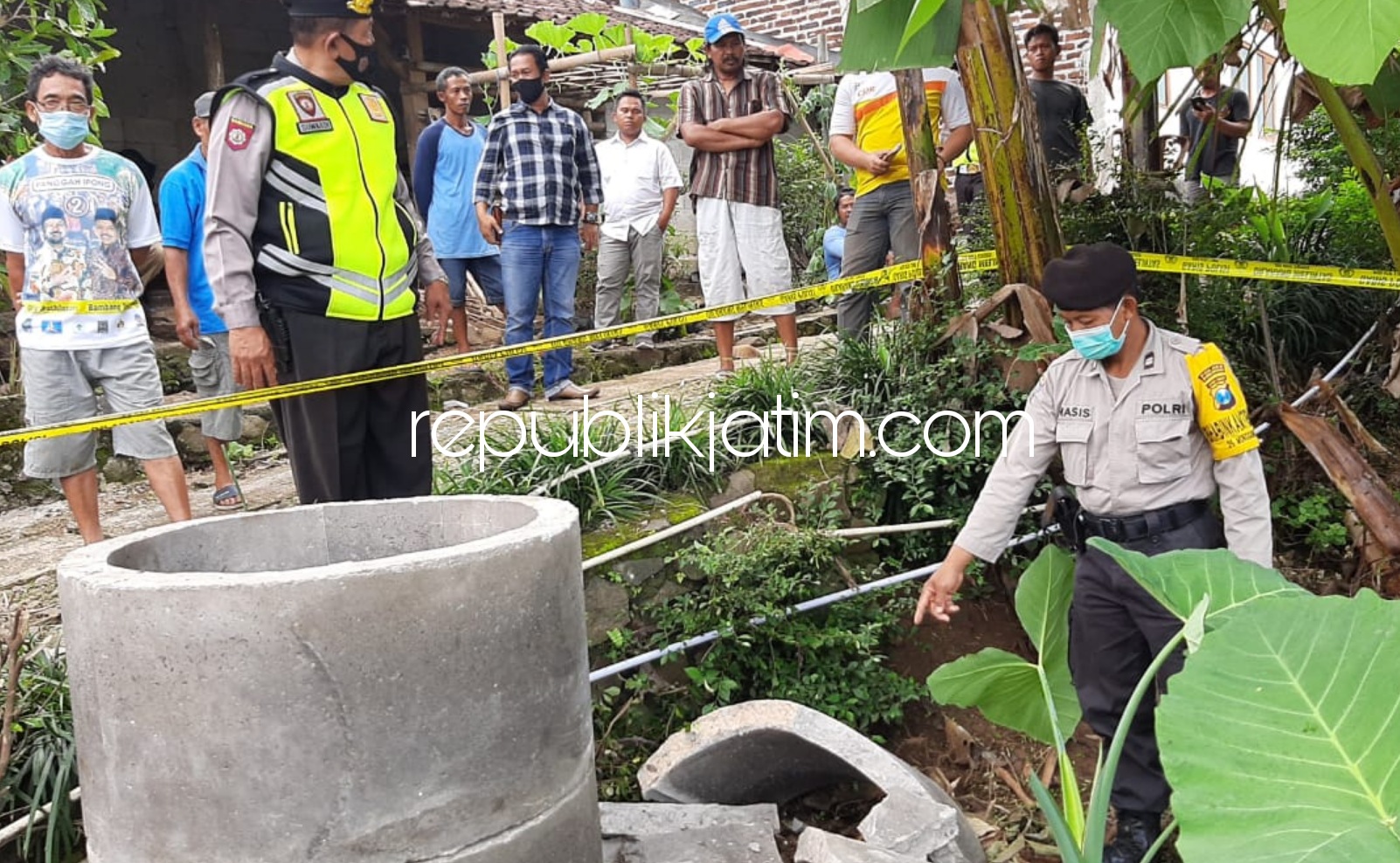 OLAH TKP - Petugas Polsek Pulung dan Polres Ponorogo saat menggelar olah TKP lokasi pembuatan bus penampung air di pekarangan milik korban, Seni (53) warga Dusun Sekandang, Desa/Kecamatan Pulung, Ponorogo, Rabu (18/11/2020).