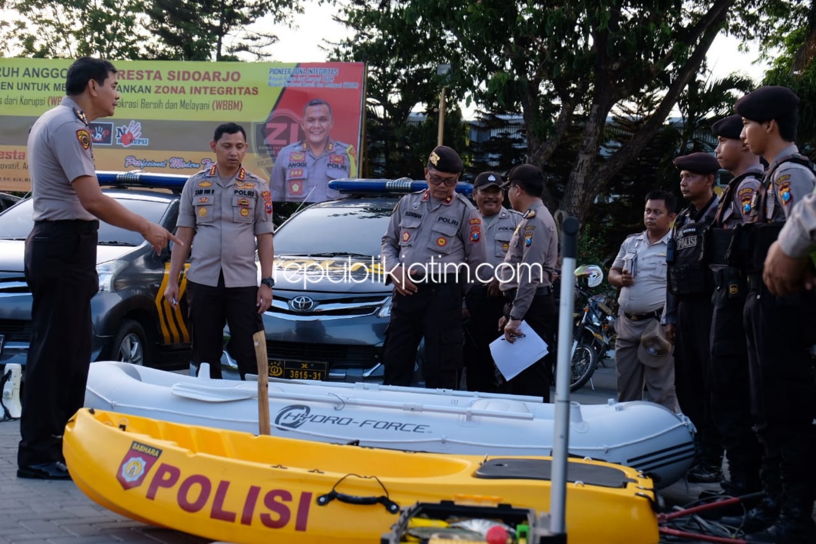 CEK - Kapolresta Sidoarjo, Kombes Pol Zain Dwi Nugroho mengecek kondisi kesiapan peralatan anggotanya dalam menanggulangi bencana alam di halaman Polresta Sidoarjo, Senin (18/11/2019) sore.