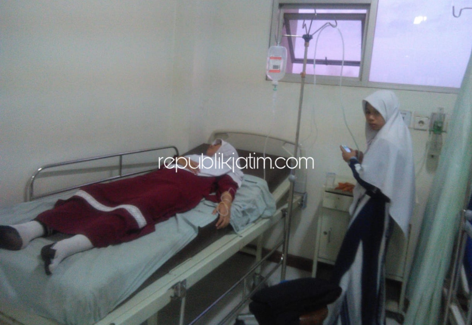 DIRAWAT - Salah satu santriwati Ponpes di Desa Bringin, Kecamatan Kauman, Ponorogo yang sempat dirawat di RSUD dr Hardjono Ponorogo, Minggu (17/11/2019) malam.