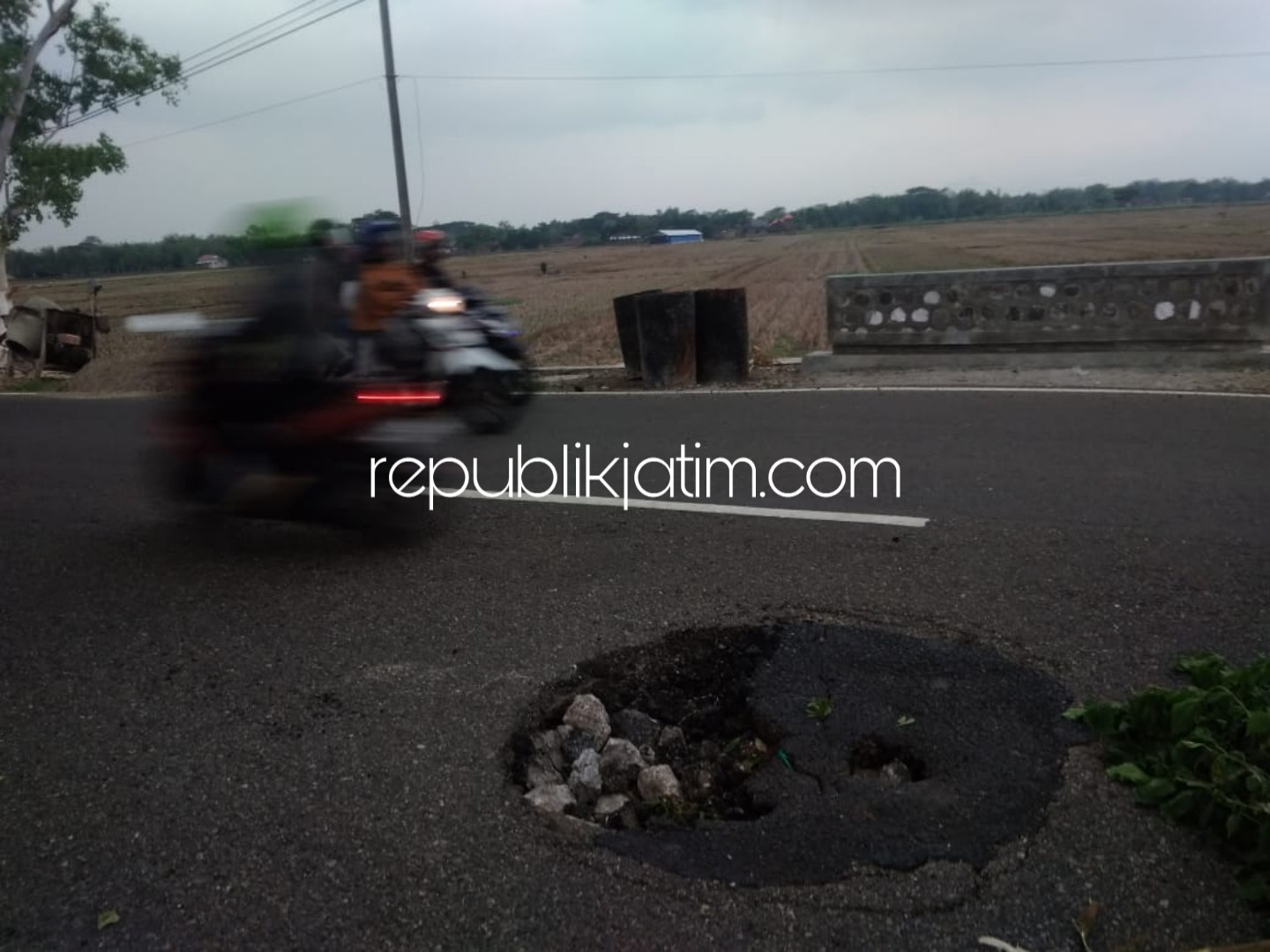 BERLUBANG - Para pengguna jalan harap ekstra hati-hati saat melintas di JL Raya Ponorogo - Pacitan Desa Madusari, Kecamatan Siman, Ponorogo karena jalan berlubang, Minggu (18/11/2018).