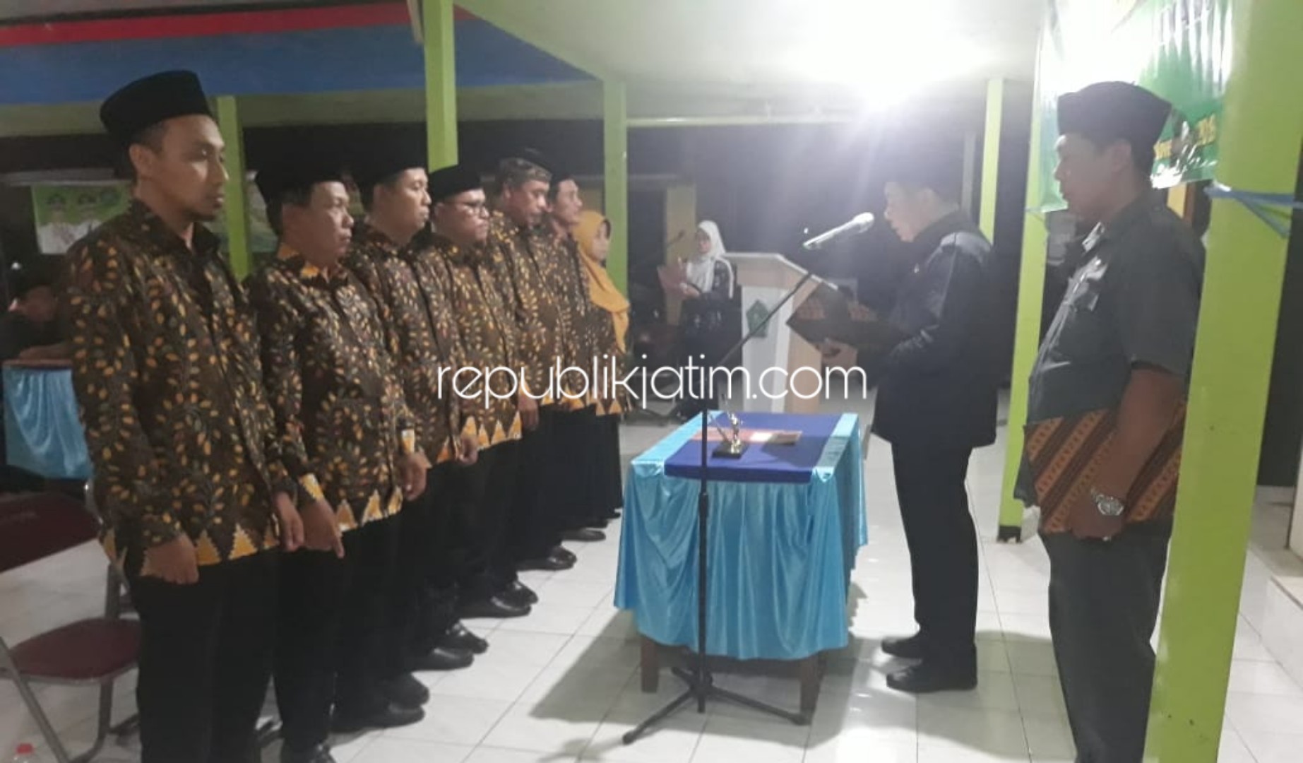 LANTIK - Camat Tanggulangin, Didik Widoyoko melantik dan mengambil sumpah tujuh anggota BPD Desa Ngaban, Kecamatan Tanggulangin, Sidoarjo, Kamis (14/11/2019) malam.  