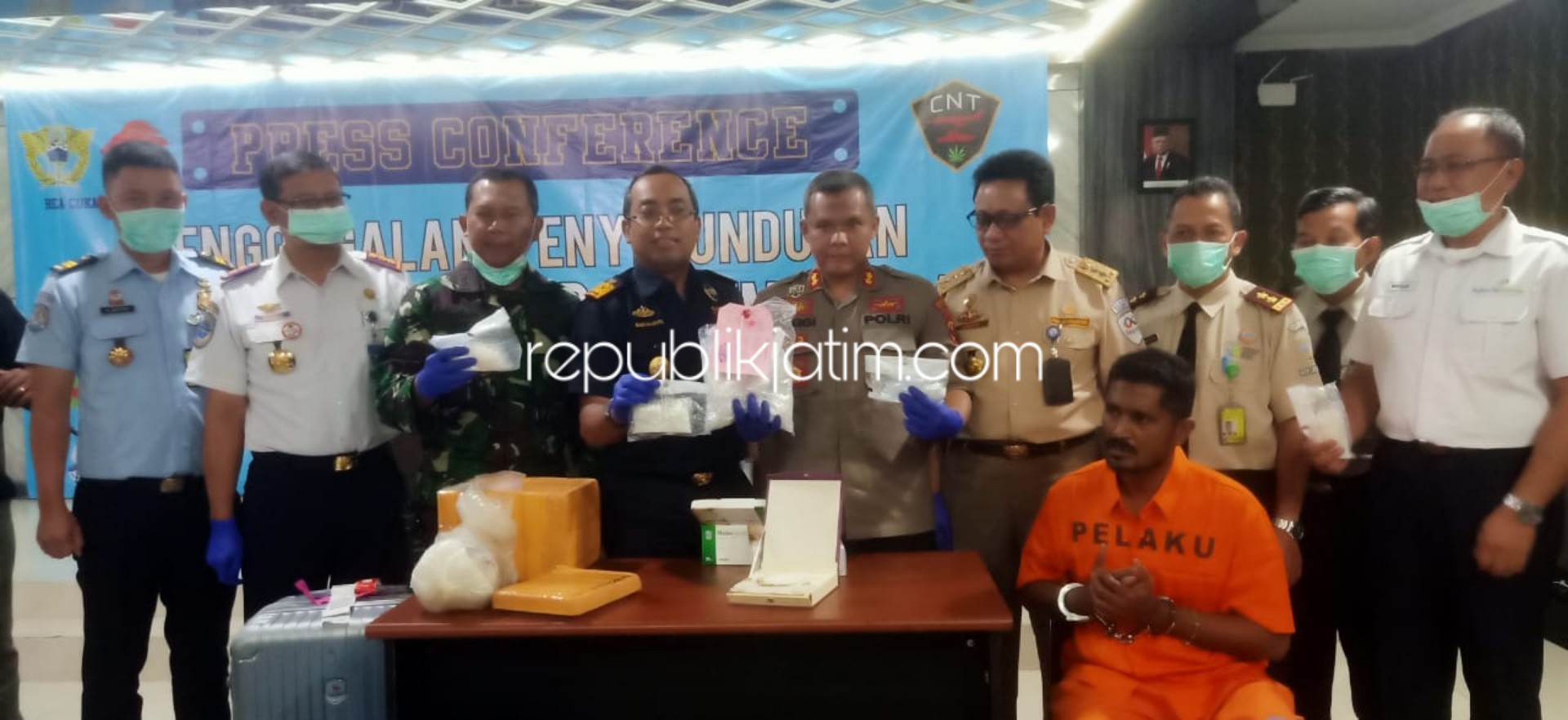 DIAMANKAN - Tersangka penyelundupan sabu-sabu seberat 1,3 kilogram diamankan petugas Bea Cukai Juanda bersama barang buktinya, Senin (18/11/2019).