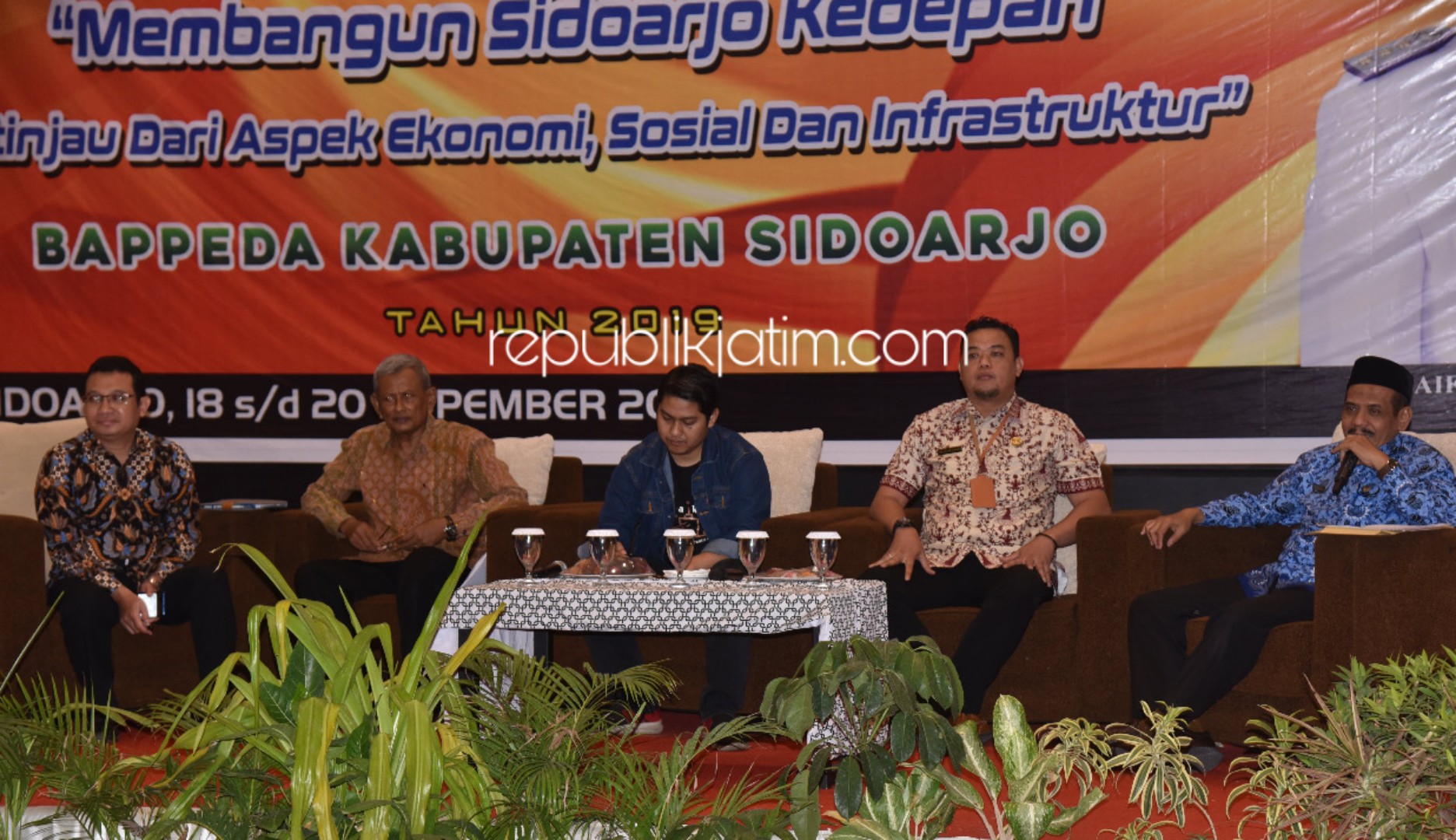 SARASEHAN - Bappeda Pemkab Sidoarjo menggelar sarasehan Membangun Sidoarjo di Sun City Hotel, Sidoarjo, Senin (18/11/2019).