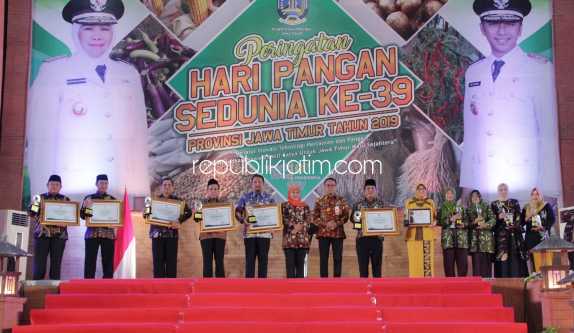 PENGHARGAAN - Bupati Sidoarjo, Saiful Ilah menerima penghargaan Ketahanan Pangan dari Gubernur Jawa Timur, Khofifah Indar Parawansa di Jatim Expo, Surabaya, Selasa (19/11/2019).