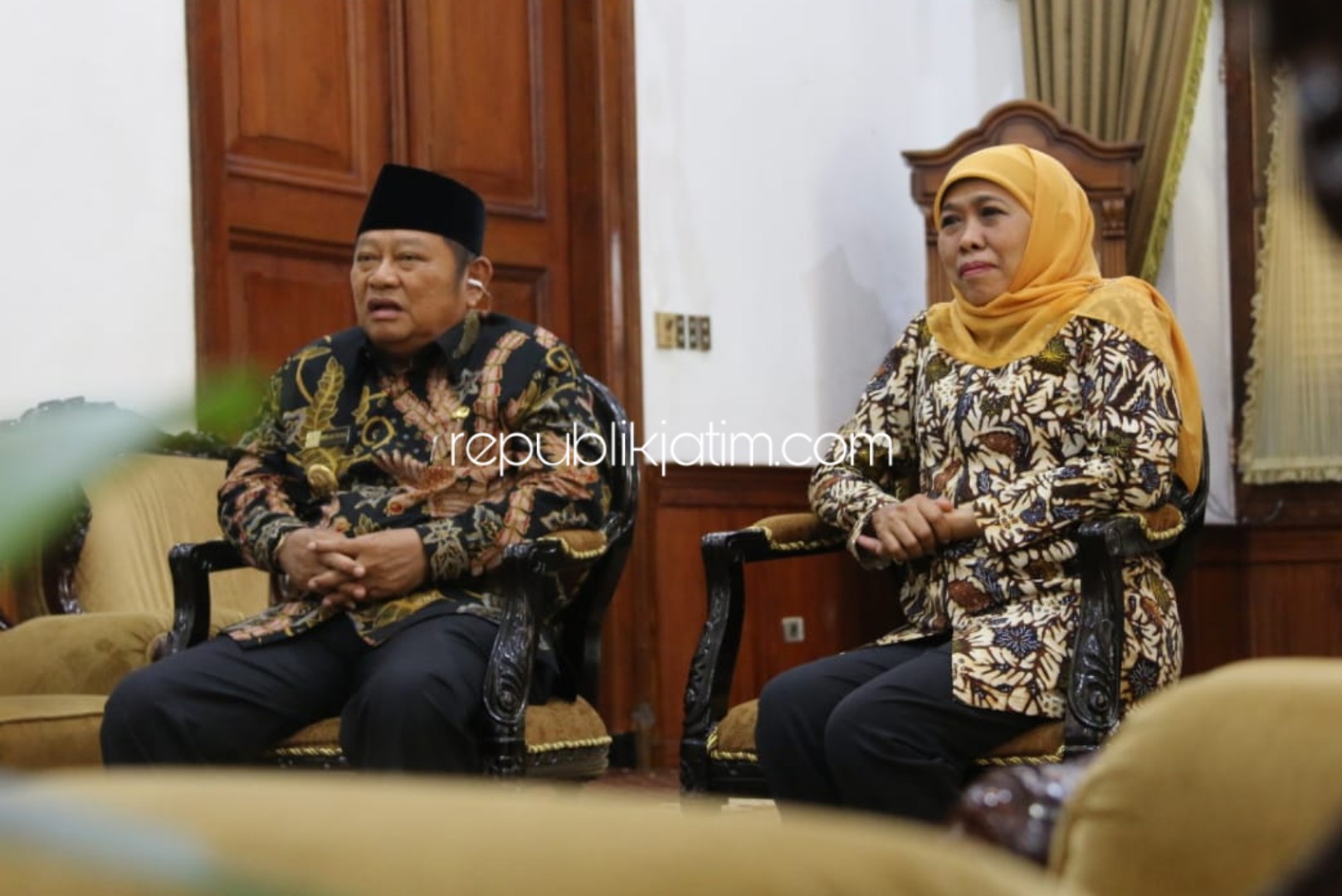 MENJAWAB - Bupati Sidoarjo, Saiful Ilah dan Gubernur Jatim, Khofifah Indar Parawansa memberikan jawaban soal limbah asap pabrik Tahu Desa Tropodo, Kecamatan Krian, Sidoarjo, Selasa (19/11/2019).