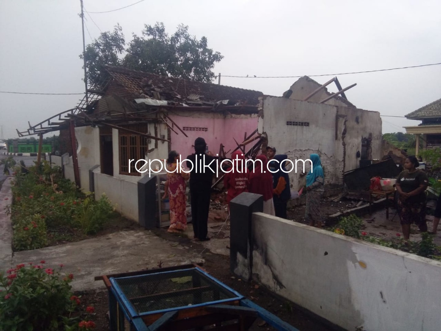 RUSAK - Puluhan rumah milik warga Desa Kajeksan dan Desa Kepunten, Kecamatan Tulangan, Sidoarjo rusak berat diterjang amukan angin puting beliung, Senin (19/11/2018).