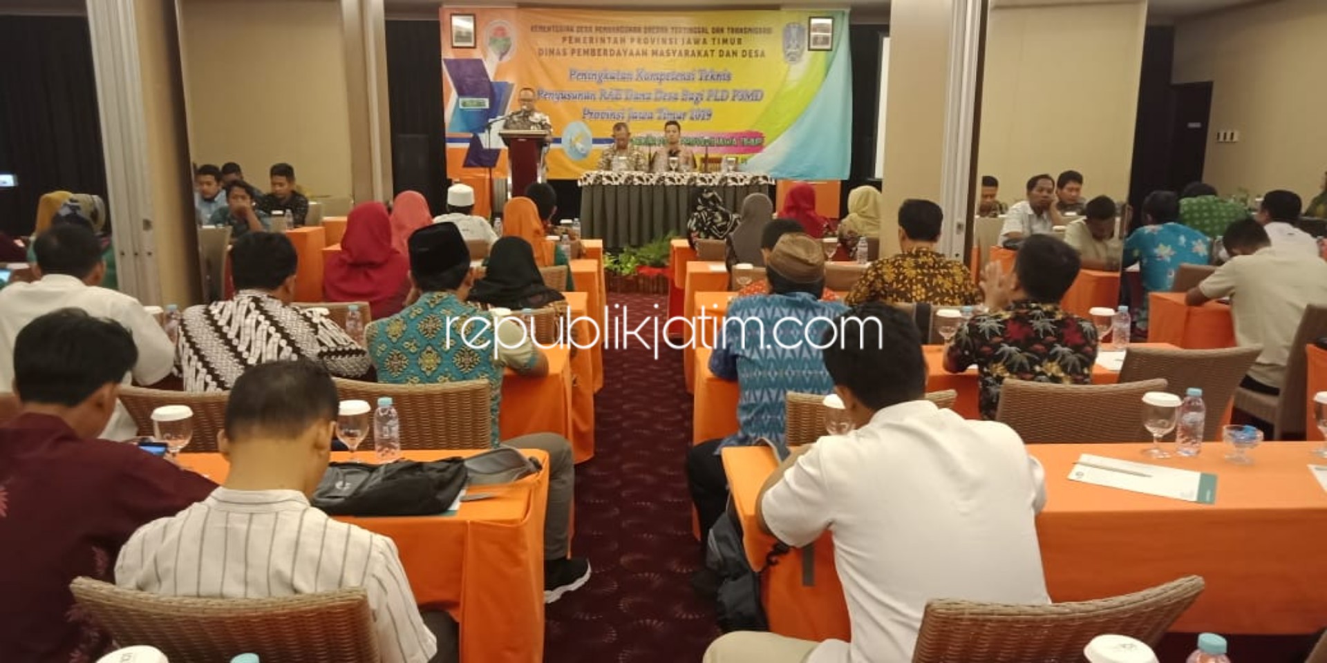 PELATIHAN - Ratusan pendamping desa se Jatim dilatih penyusunan RAPBDes di Hotel The 101 Malang OJ, Selasa (19/11/2019) malam.