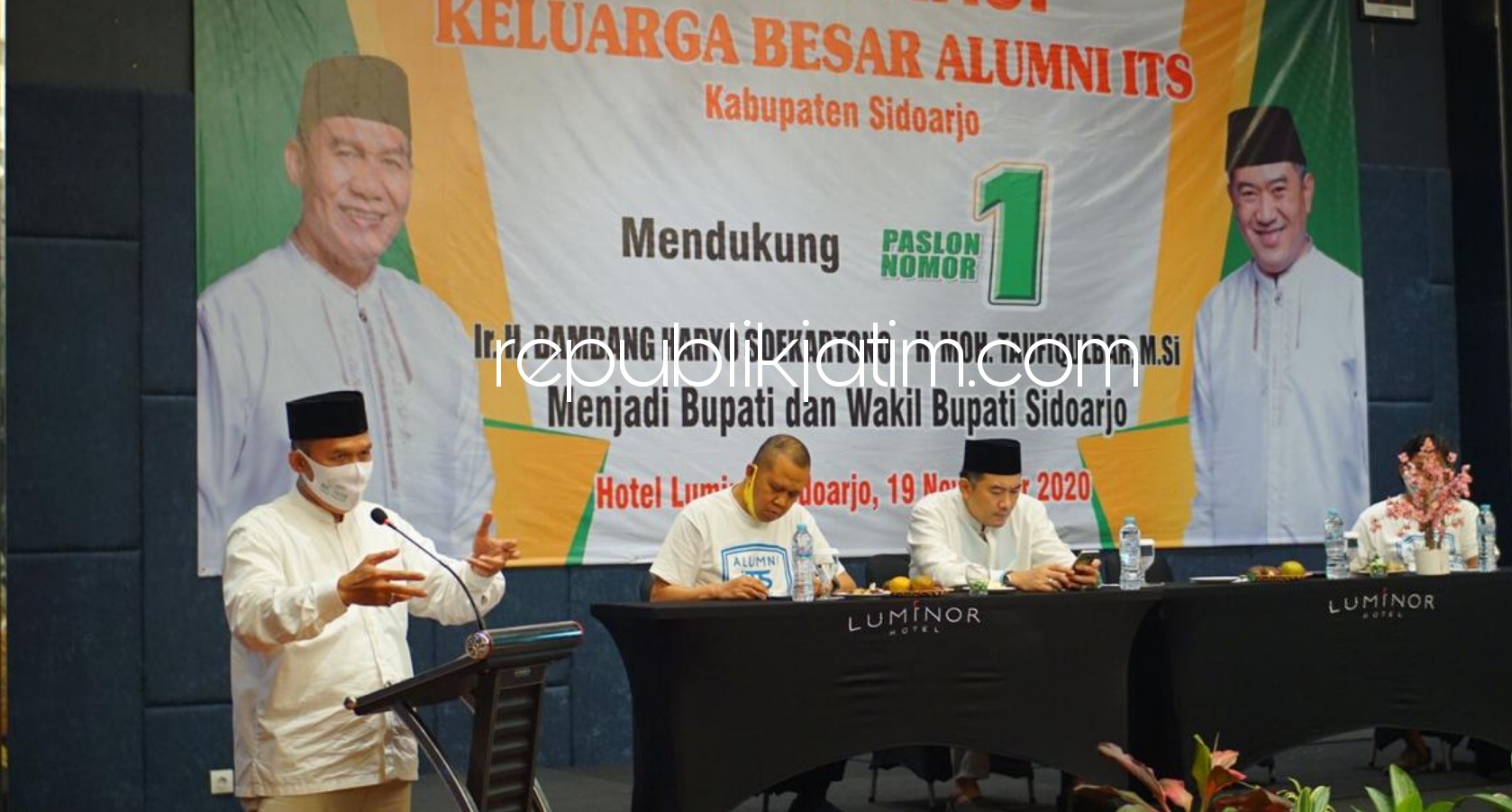 DEKLARASI - Keluarga Besar Alumni ITS Surabaya di Sidoarjo mendeklarasikan diri siap memenangkan Paslon Nomor urut 1, Bambang Haryo Soekartono dan M Taifiqulbar (BHS - Taufiq) di Pilkada Sidoarjo saat di Hotel Luminor, Sidoarjo, Kamis (19/11/2020) malam.