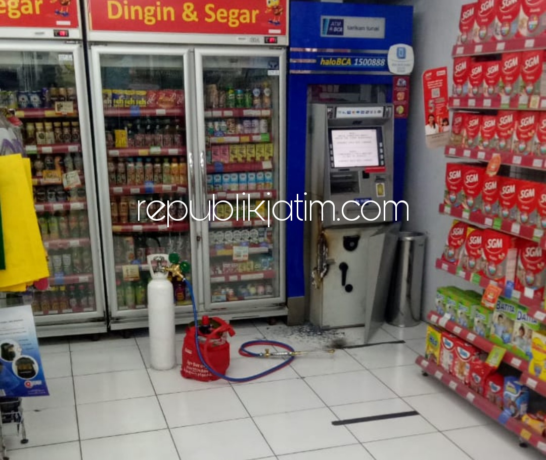 OLAH TKP - Sejumlah petugas Polsek Taman dan Polresta Sidoarjo menggelar olah TKP kasus percobaan pencurian dan pembobolan mesin ATM BCA di Alfamart JL Raya Desa Trosobo, Kecamatan Taman, Sidoarjo, Kamis (19/11/2020).